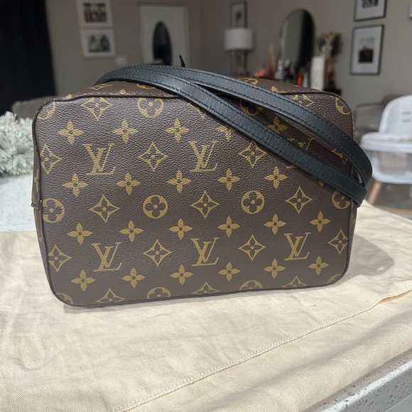 Louis Vuitton Neonoe - Picture 2 of 5
